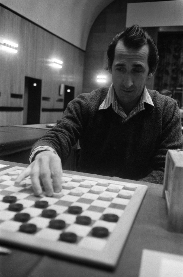 Georges Mostovoy achter het dambord, Bestanddeelnr 926-8940