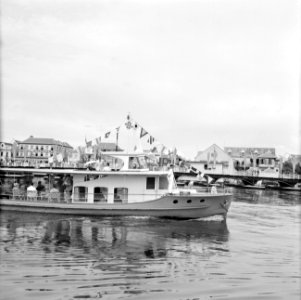 Gepavoiseerde pont in de St. Annabaai van Willemstad, Curaçao met het koninklijk, Bestanddeelnr 252-3941