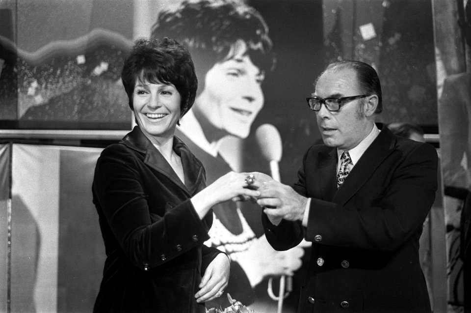 Ger Lugtenburg overhandigt de Televizierring aan Mies Bouwman, Bestanddeelnr 925-5487