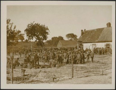 German prisoners captured by the British in the great advance rushing to get wat, Bestanddeelnr 158-2308