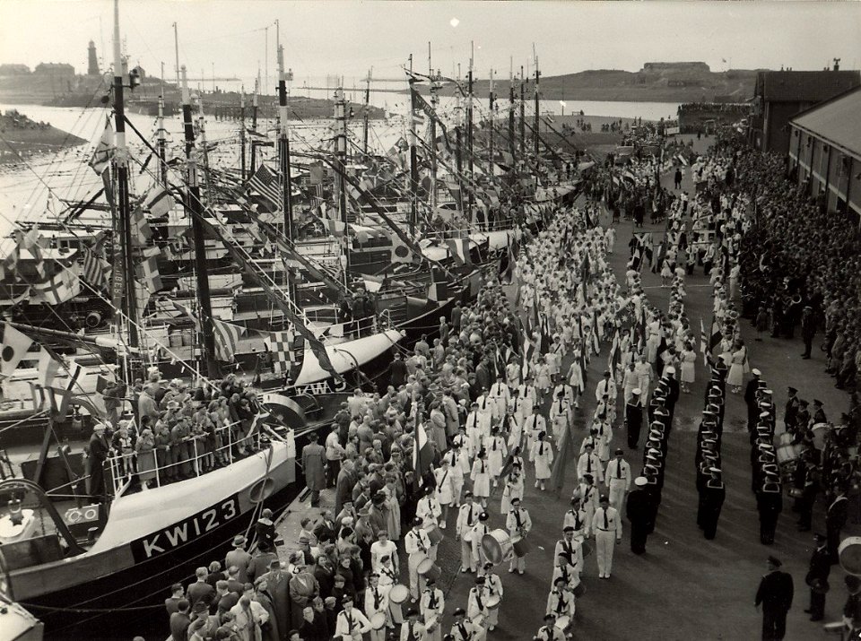 Gepavoiseerde loggers in de Vissershaven op vlaggetjesdag. Aangekocht in 1977