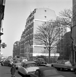 Geparkeerde auto's op straat, Bestanddeelnr 254-0585