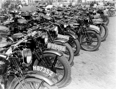Geparkeerde motorfietsen op het Stadionplein in Amsterdam, Bestanddeelnr 252-0584