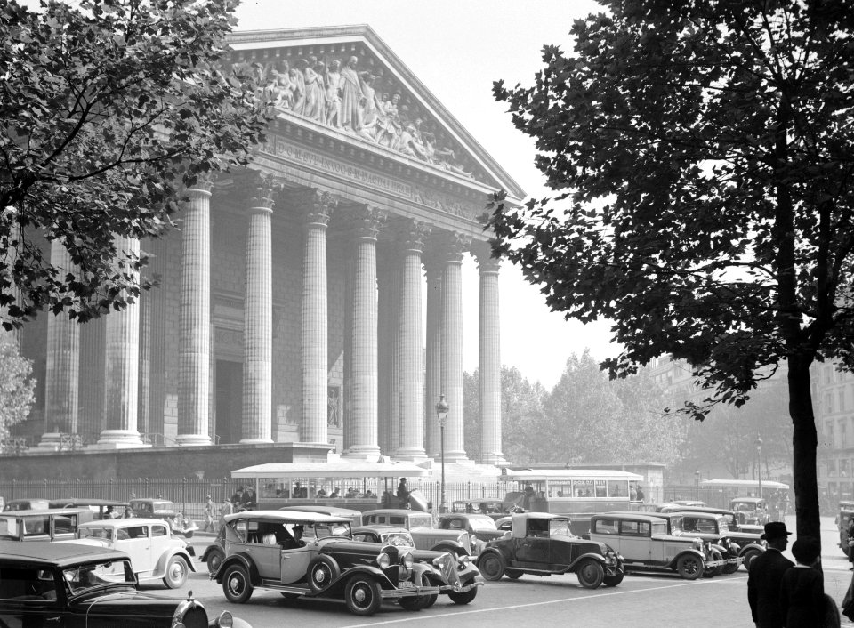 Geparkeerde auto's voor de kerk La Madeleine, Bestanddeelnr 191-0348