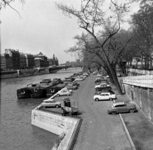 Geparkeerde auto's op de kades langs de Seine, Bestanddeelnr 254-0451