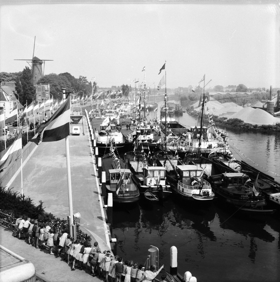 Gepavoiseerde binnenvaartschepen in de haven van Gouda, Bestanddeelnr 911-3107