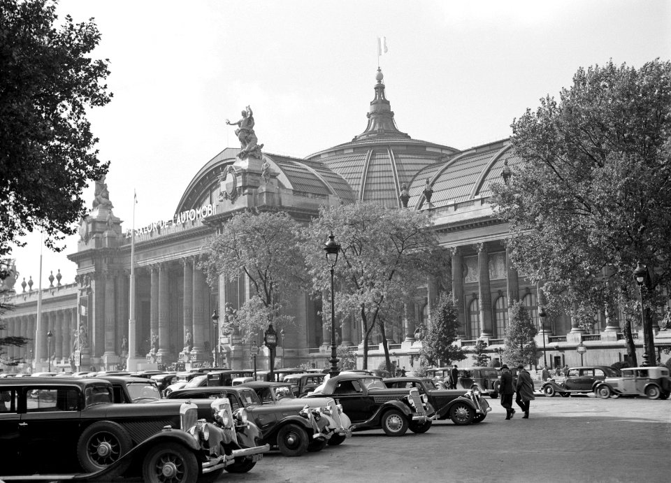 Geparkeerde auto's voor het Grand Palais tijdens de 29ste Salon de l' automobil, Bestanddeelnr 191-0382