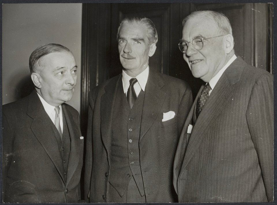 Georges Bidsult (l), Anthony Eden (midden) en John Foster Dulles, Bestanddeelnr 512 136