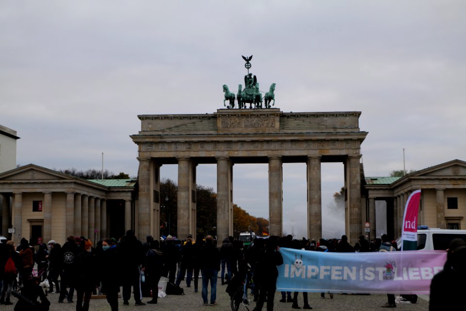 Geradedenken antifascist protest with conspiracist demonstration in background Berlin 2020-11-18 02