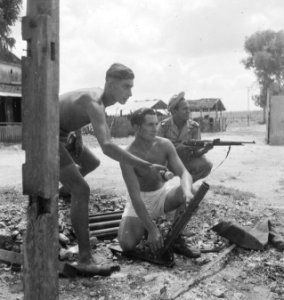 Geposeerde foto KNIL Militairen met een lichte mortier Een derde (een sergeant, Bestanddeelnr 12661