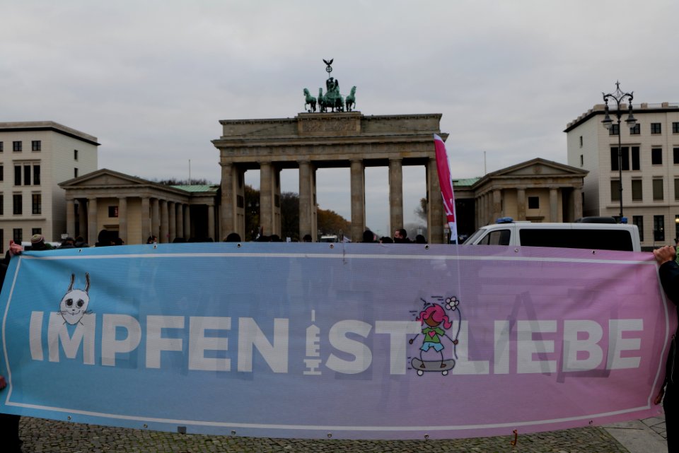 Geradedenken antifascist protest with conspiracist demonstration in background Berlin 2020-11-18 01