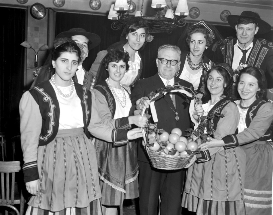 Geschenk van Spanje aan ziekenhuizen in Twente, Burgemeester J de Vries met Spa, Bestanddeelnr 914-6804