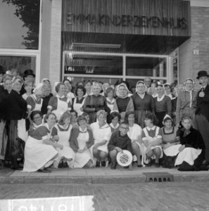 Geschenken uit de Wieringermeer voor kinderen in Emmaziekenhuis, gezelschap voor, Bestanddeelnr 918-1148