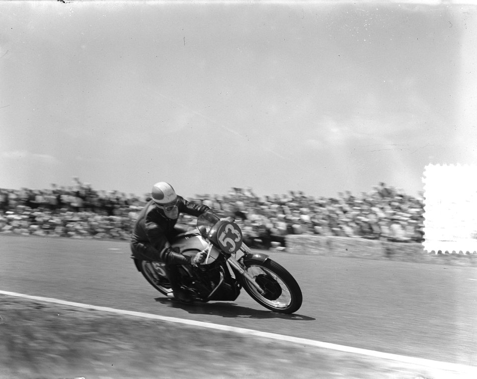 Geoff Duke winnaar van de 350cc race, Bestanddeelnr 905-1927