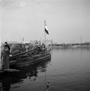 Gent-Terneuzen kanaal. Koning Wilhelmina en haar automobiel worden per veerpont , Bestanddeelnr 900-4028