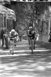 Gentleman wielerwedstrijden te Hummelo. Kees Verkerk (links) met Willy Guttormse, Bestanddeelnr 921-3520