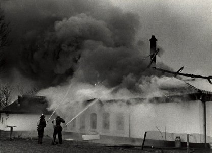 Gerestaureerde boerderij aan de Kerkweg 20, door brand volledig verwoest. Geschonken in 1986 door UPdeBoer, NL-HlmNHA 1478 25900 K 38