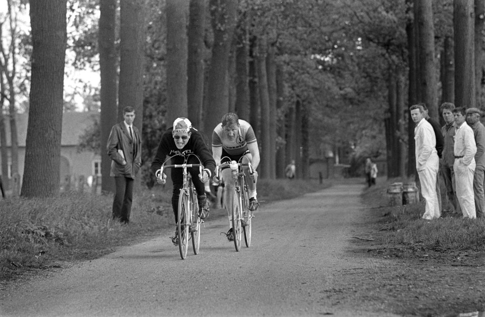 Gentleman wielerwedstrijden te Hummelo. Kees Verkerk (links) met Willy Guttormse, Bestanddeelnr 921-3521