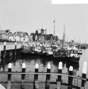 Gepavoiseerde binnenvaartschepen in de haven van Gouda, Bestanddeelnr 911-3105