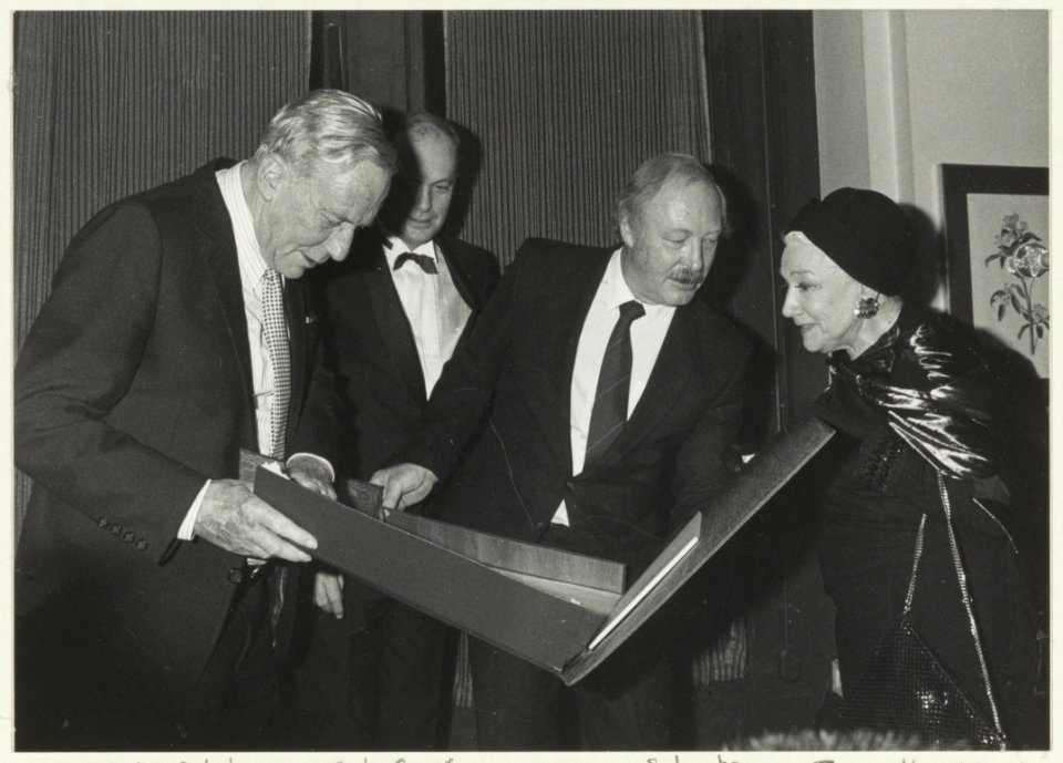 Georgette Hagedoorn krijgt een Cremer Atlas van de Gem. Haarlem uit handen van wethouder Ab van Schooten. NL-HlmNHA 54023537