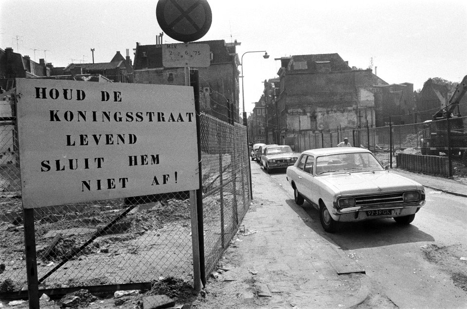 Geparkeerde autos naast het braakliggende terrein en het actiebord, Bestanddeelnr 928-0734