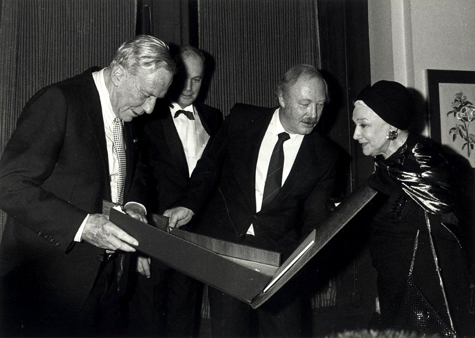 Georgette Hagedoorn krijgt een Cremer Atlas van de Gem. Haarlem uit handen van cultuurwethouder Ab van Schooten. Aangekocht in 1989 van United Photos de Boer. - Negatiefnummer 29906 k 35 a. - Gepublic