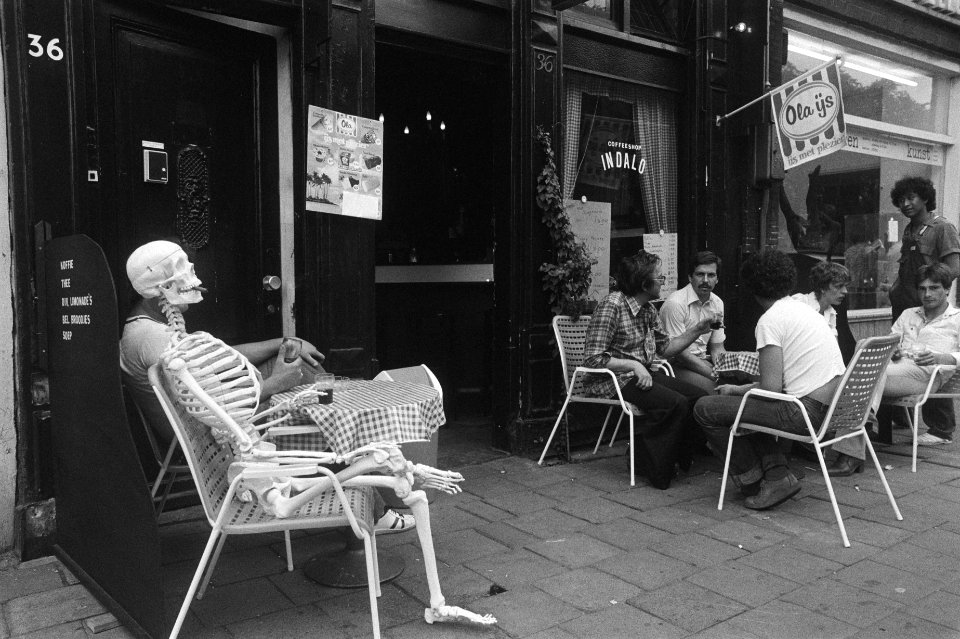 Geraamte met glas en sigaar op Amsterdams terras, Bestanddeelnr 929-7590