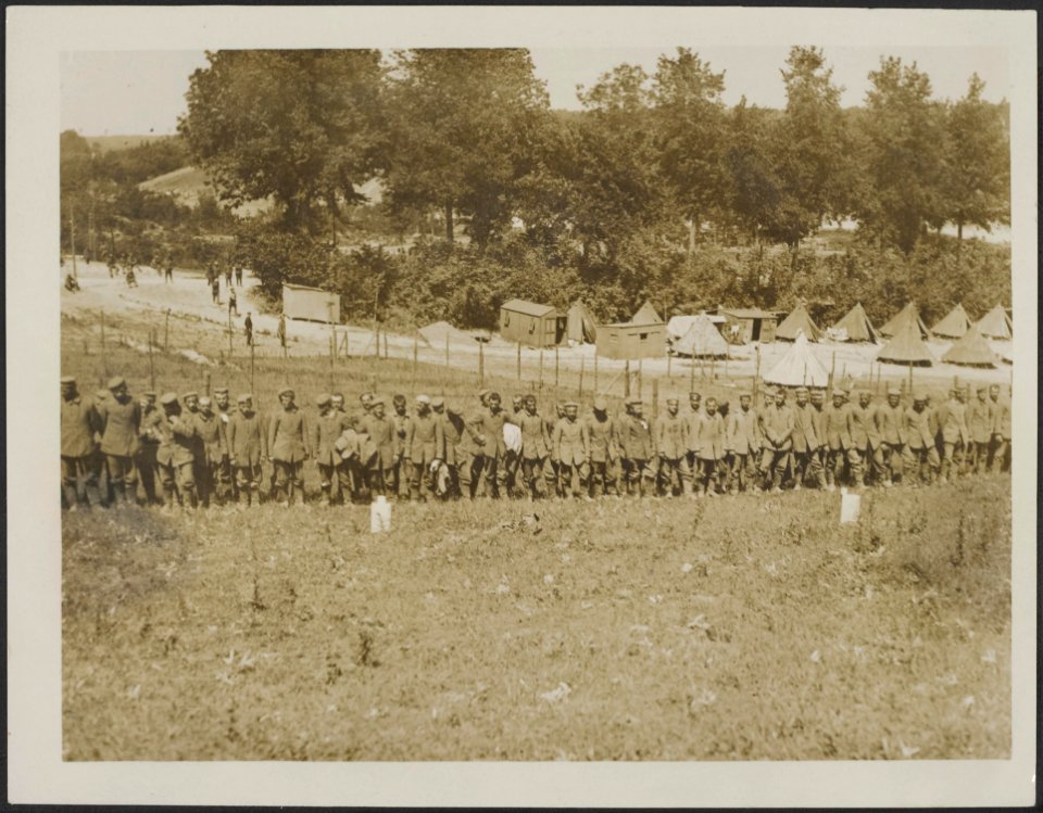 German prisoners captured by the British in the great advance on the Western Fro, Bestanddeelnr 158-2313