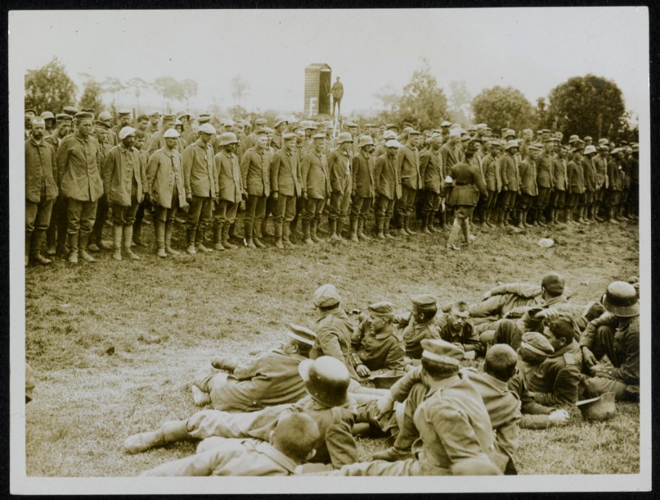 German prisoners taken in the new push lined for examination near Messines, Bestanddeelnr 158-0242