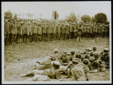 German prisoners taken in the new push lined for examination near Messines, Bestanddeelnr 158-0242