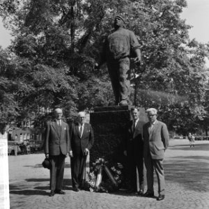 George Meany (voorzitter Amerikaans vakverbond), krans gelegd bij de dokwerker, Bestanddeelnr 917-9606