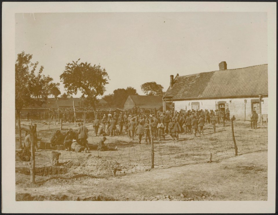 German prisoners captured by the British in the great advance getting their issu, Bestanddeelnr 158-2309