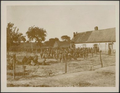 German prisoners captured by the British in the great advance getting their issu, Bestanddeelnr 158-2309