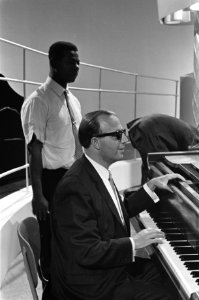 George Shearing Quintet in Holland, Hermando Peraza (bongospeler) en George Shea, Bestanddeelnr 914-3363