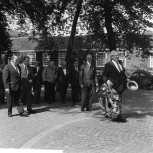 George Meany (voorzitter Amerikaans vakverbond), krans gelegd bij de dokwerker, Bestanddeelnr 917-9604