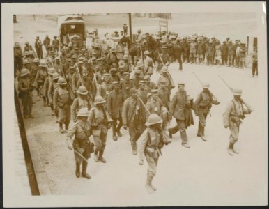 German prisoners captured on the Balkan front en route for Salonica under escort, Bestanddeelnr 158-2396