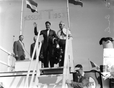 Geoff Duke, winnaar 500cc, tijdens huldiging op podium, Bestanddeelnr 905-8059