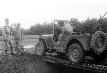 Gepantserde jeep (met twee machinegeweren, registratienr. 04-9472) rijdt over ee, Bestanddeelnr 282