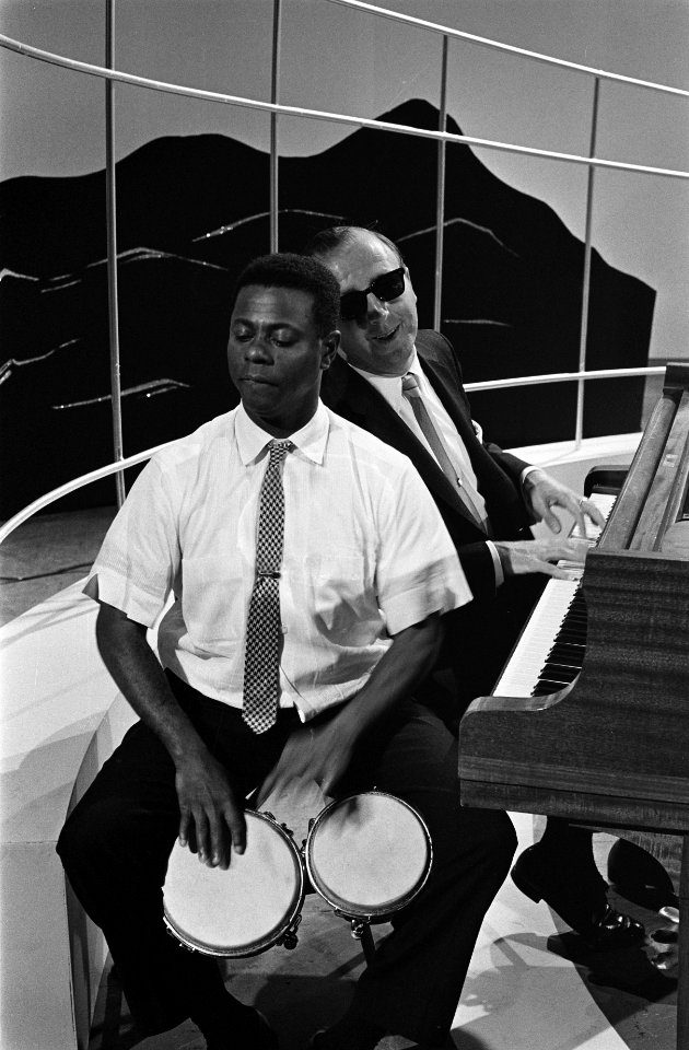 George Shearing Quintet in Holland, Hermando Peraza (bongospeler) en George Shea, Bestanddeelnr 914-3361