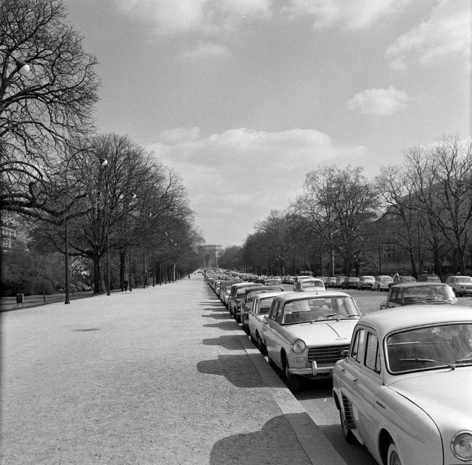 Geparkeerde auto's langs Avenue Foch, Bestanddeelnr 254-0656