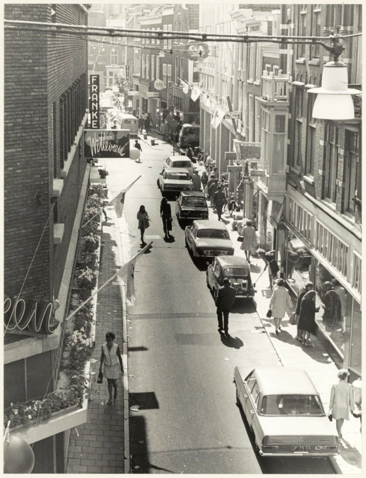 Geparkeerde auto's in de Anegang ziende vanuit de Grote Houtstraat naar het oosten. NL-HlmNHA 54012168