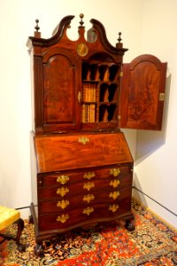 Gentleman's desk and bookcase, maker unknown, Essex County MA, 1780, mahogany, white pine, brass - Peabody Essex Museum - DSC07037