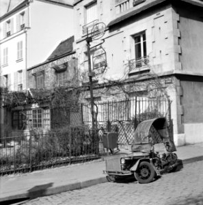 Geparkeerd voertuig vlakbij Restaurant du Coucou in Montmartre, Bestanddeelnr 254-0595