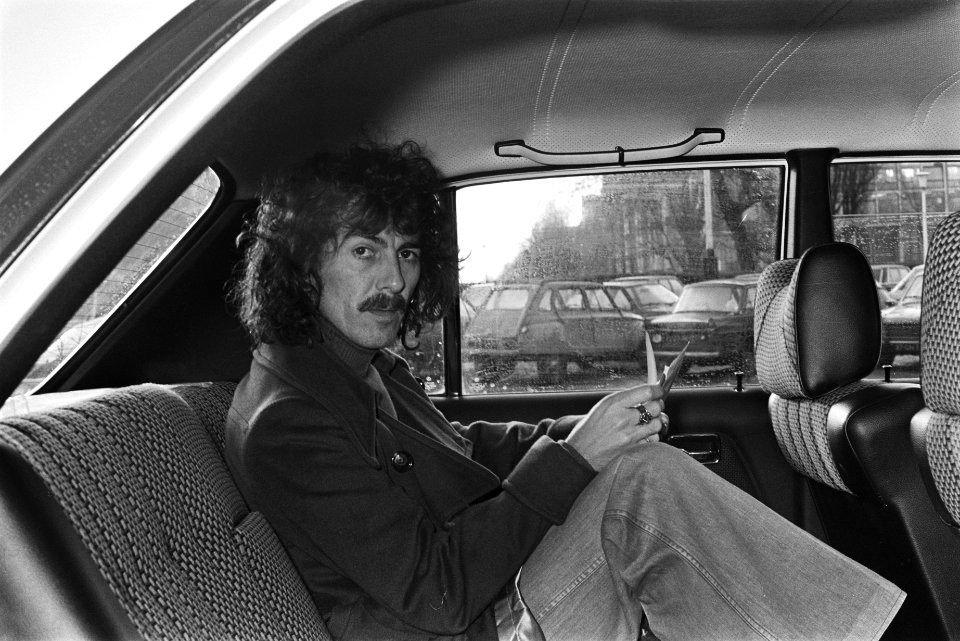 George Harrison verlaat Hilton, in auto, Bestanddeelnr 929-0118