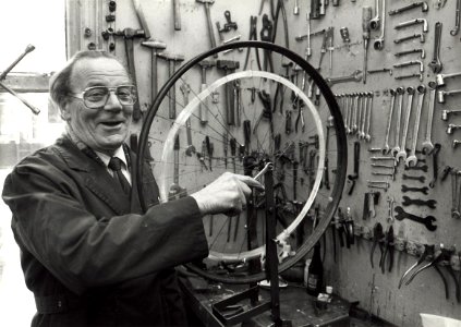 George van Velzen van de Rijwielhandel op het Kennemerplein 14. Aangekocht in 1987 van United Photos de Boer bv. - Negatiefnummer 27661 K 1 A. - Gepubliceerd in het Haarlems Dagblad van 21.05.1987