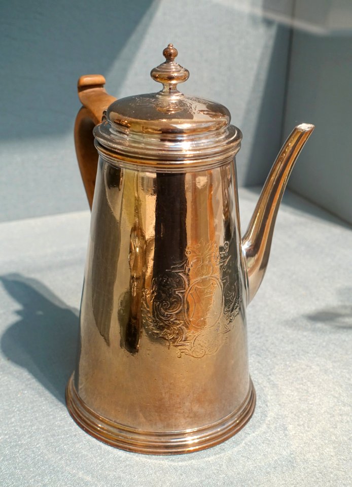 George II coffee pot, Paul de Lamerie, London, 1730-1731, silver - Portland Art Museum - Portland, Oregon - DSC08884
