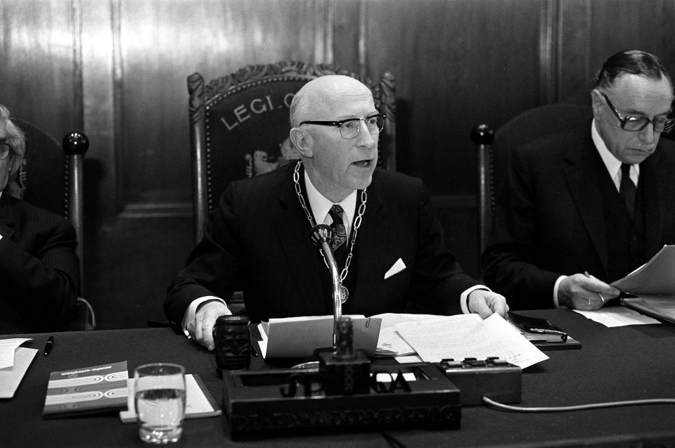 Gemeenteraad van Amsterdam vergadert, nummer 5 en 6 Burgemeester Samkalden (kop), Bestanddeelnr 926-1930