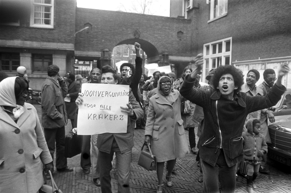 Gemeenteraad van Amsterdam vergadert over opvang en begeleiding rijksgenoten Su, Bestanddeelnr 927-5658