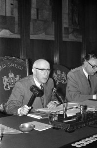 Gemeenteraad vergadert over nieuw stadhuis op Waterlooplein nummer 7 Van Antwerp, Bestanddeelnr 925-9446