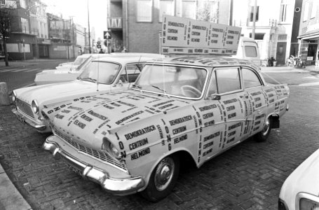 Gemeenteraadsverkiezing te Helmond. Auto volgeplakt met affiches van de Jong Dem, Bestanddeelnr 920-8534